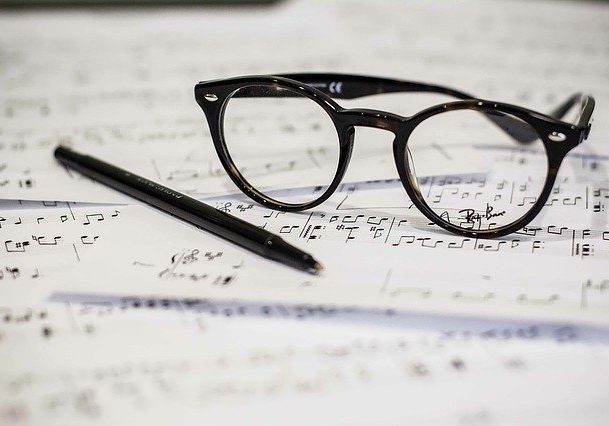 eyeglasses-1209707_640-min